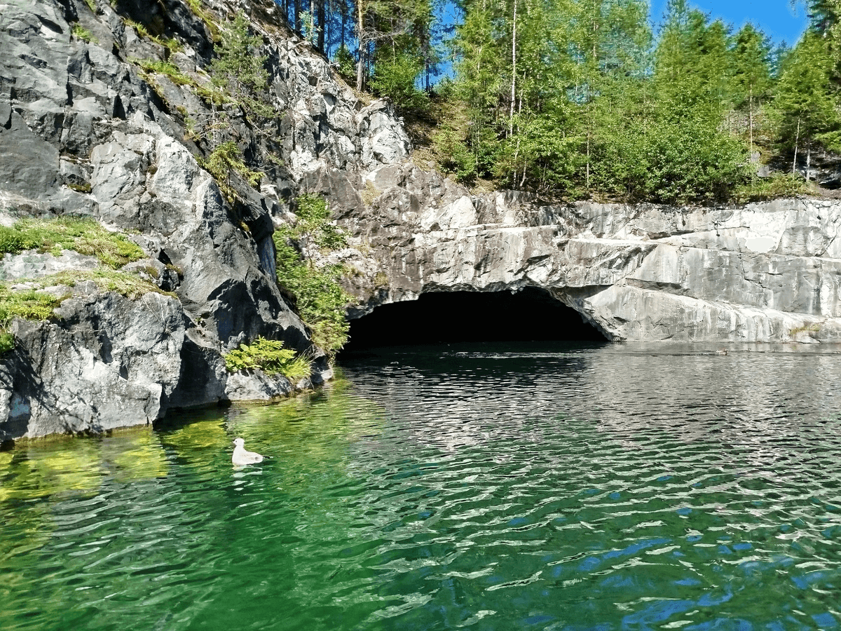 Вода изумрудного цвета
